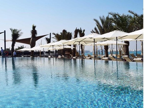 جزر أمواج بمدينة المنامة فى البحرين