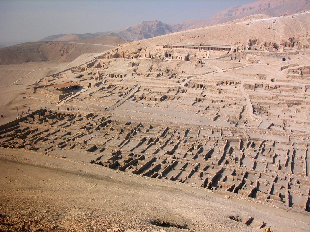 Photo of معبد دير المدينة بالأقصر .. مدينة أخرجت للعالم ثلث آثار العالم واعتقاد فرعوني قديم عجيب جدا